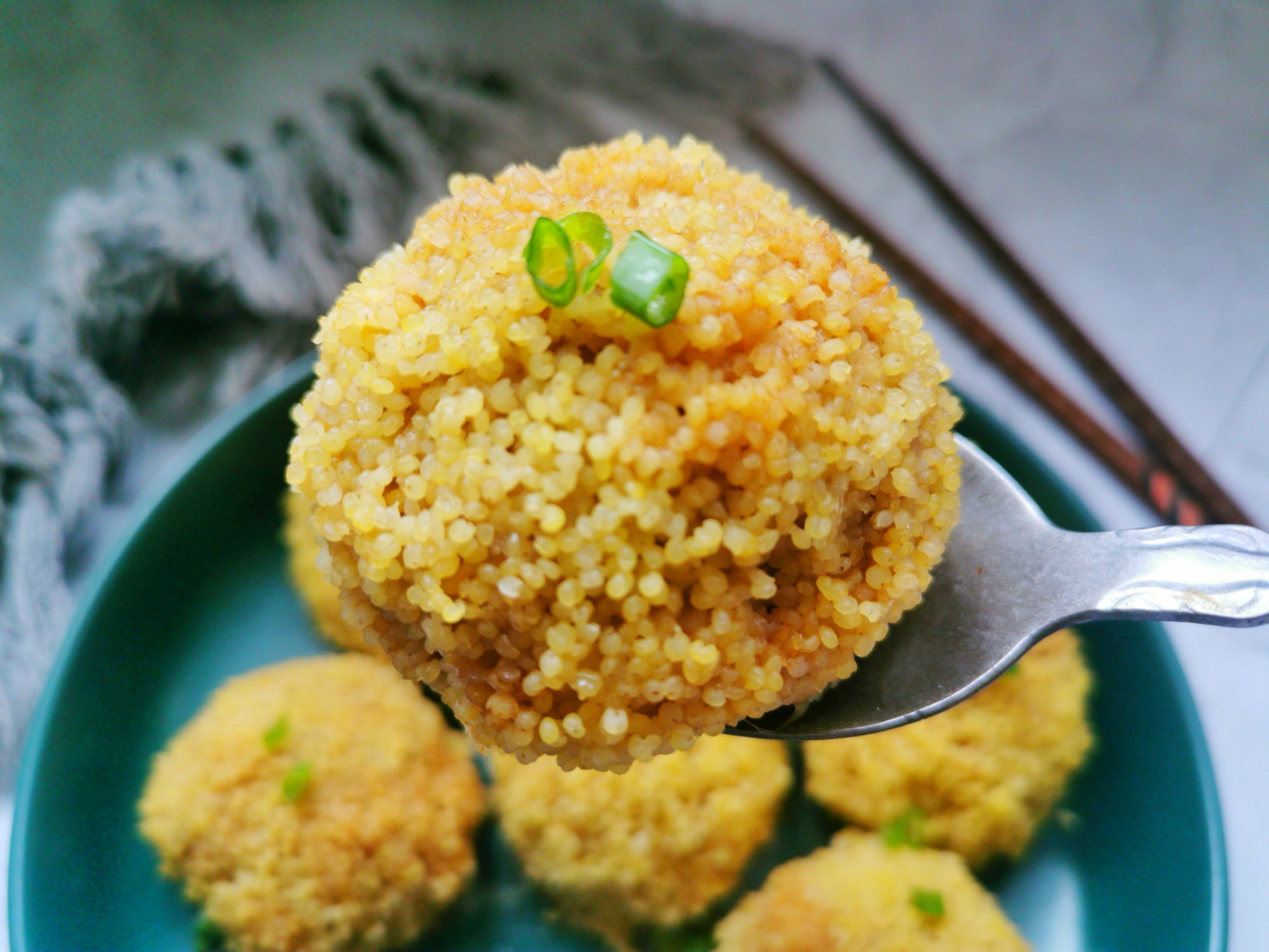肉丸子别油炸了,裹上小米蒸一蒸,鲜香不油腻,连主食都省了
