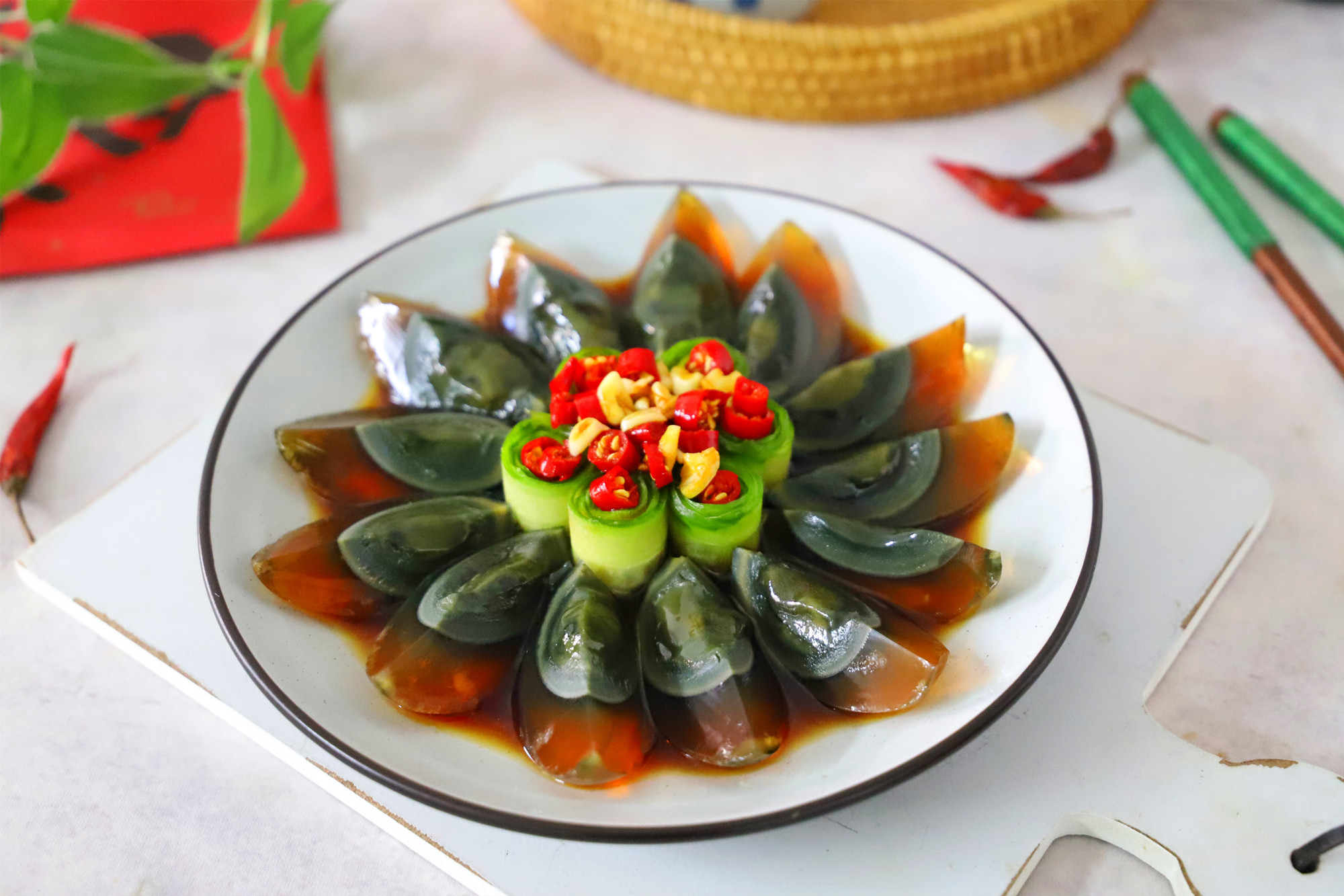 1根黄瓜4个皮蛋,一切一卷摆盘浇上料汁,好吃有营养,做法简单