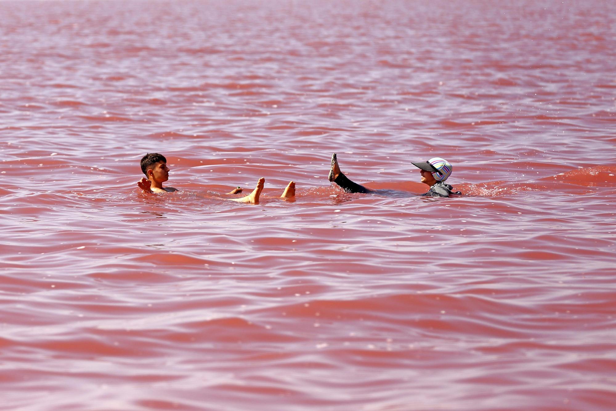 伊朗乌鲁米耶湖变身"红海" 面临干涸危机