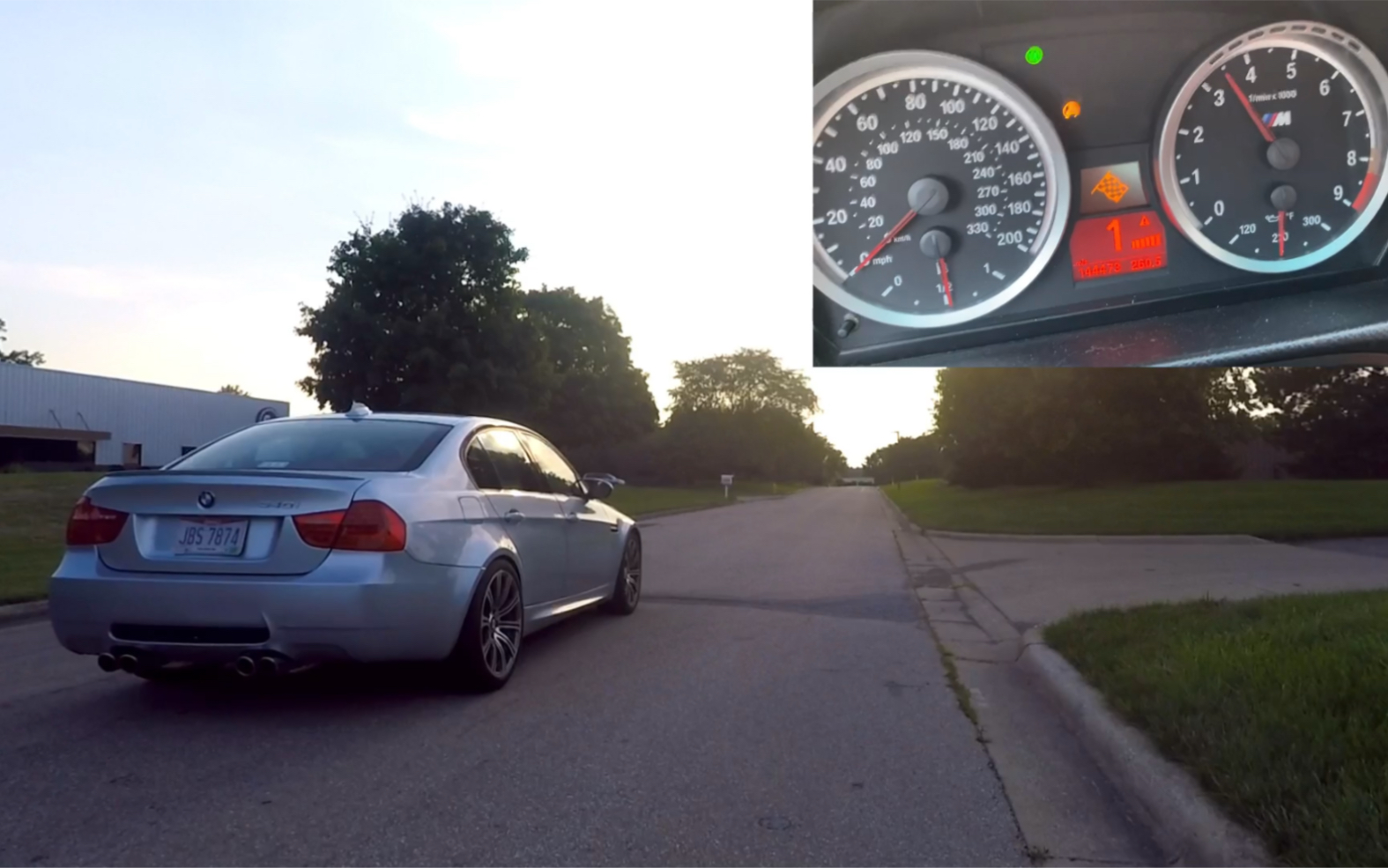 在直线加速赛中车手会采用弹射起步或地板油起步的方式