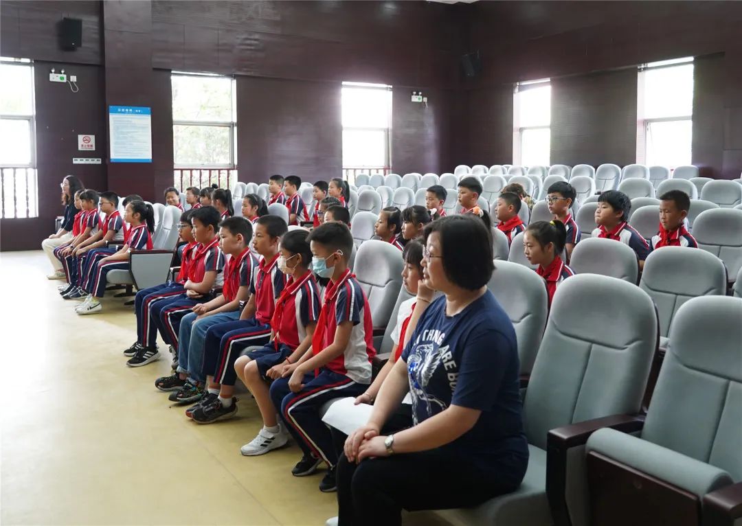 【"为群众办实事示范法院"创建】屯溪区柏树小学师生走进黄山中院