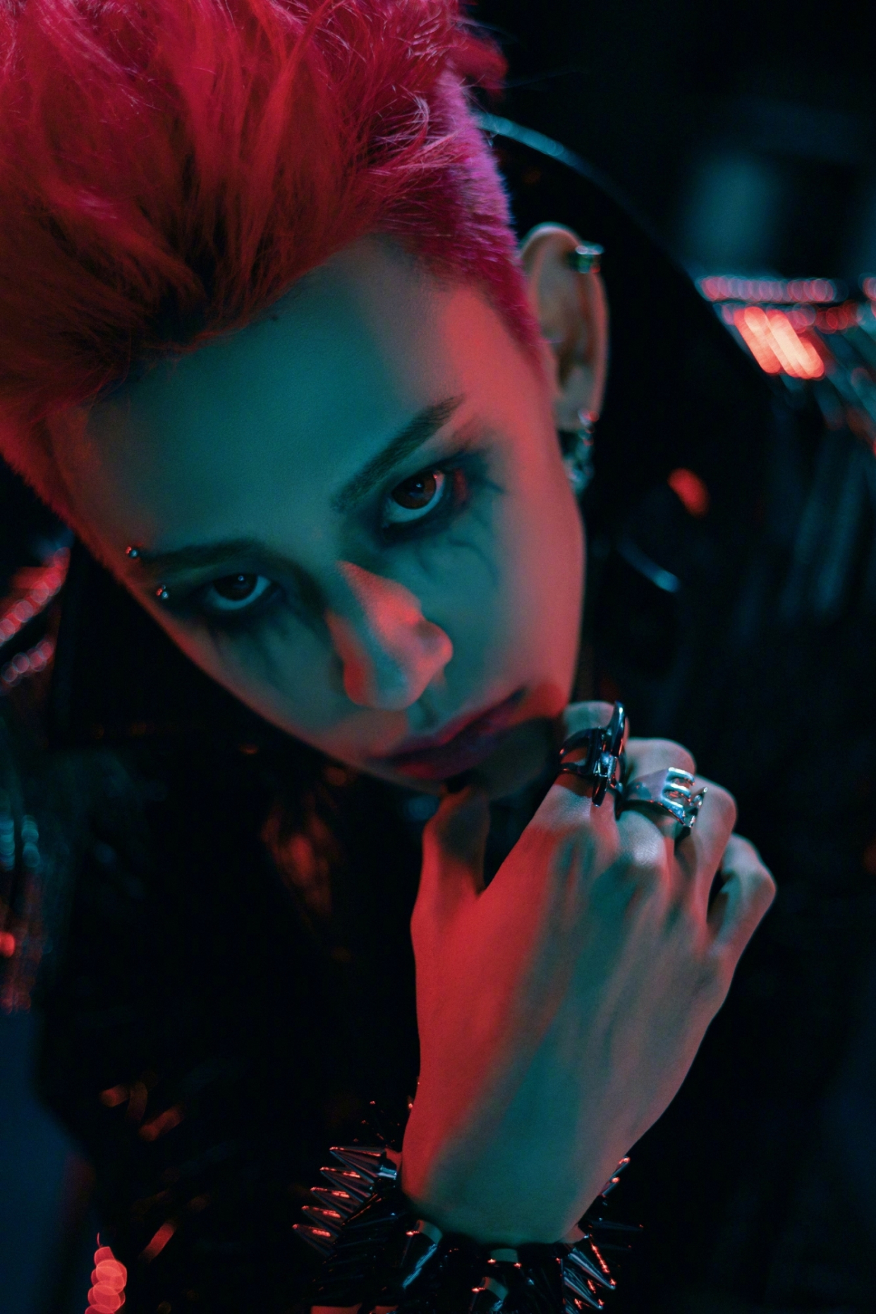 暗夜王子!小鬼铆钉小丑哥特装打破旧格,独具锋芒,一头红发好酷