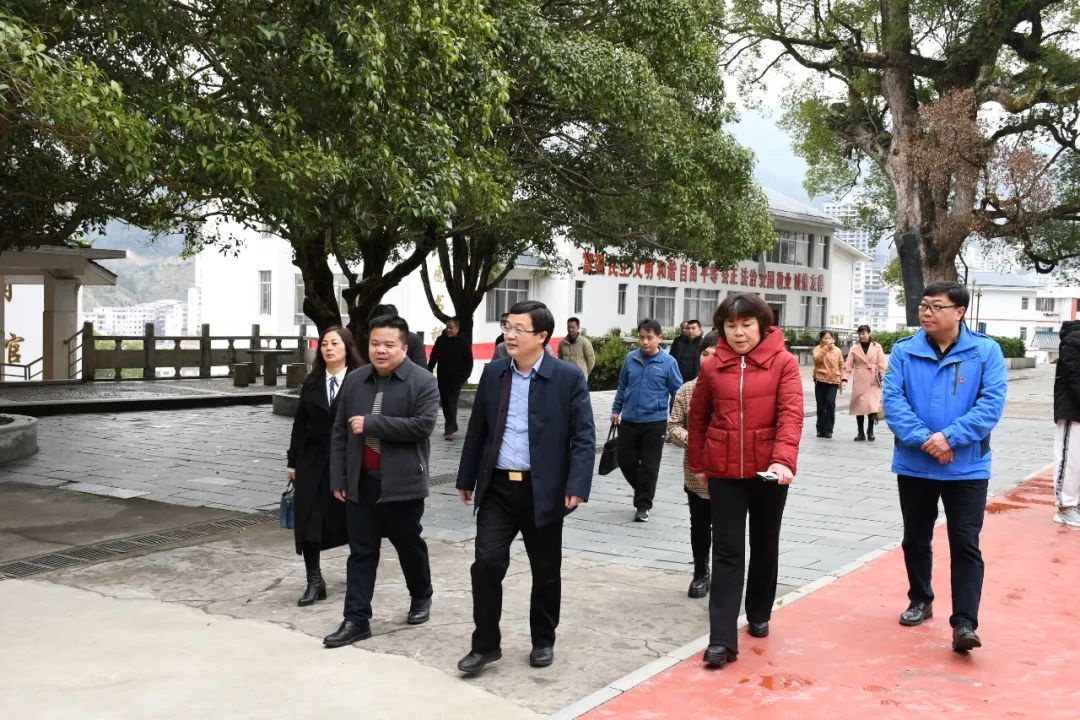 唐标明到龙胜中学进行调研