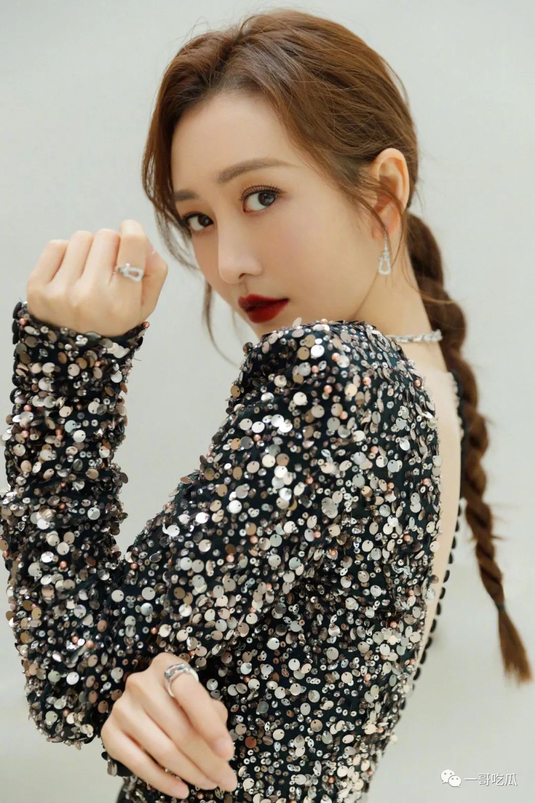 王鸥前后双v亮片礼服 美背绝了