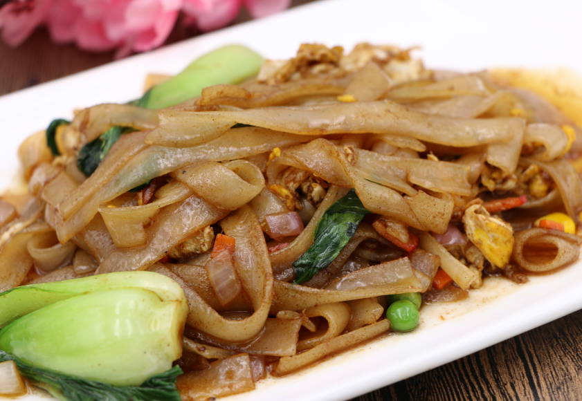 铁板烧热后放入食用油,油烧至6-7成热的时候,放入准备好的肉丝,翻炒至