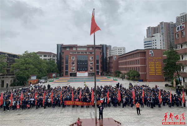 青春齐呐喊,同心共追梦——怀化三中开展高考"喊楼"活动