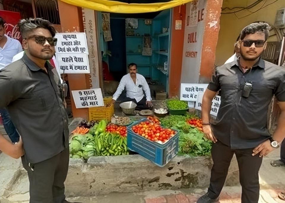 印度一家蔬果店的老板因担心顾客为抢西红柿或暴力杀价，而雇用两名保镖看店
