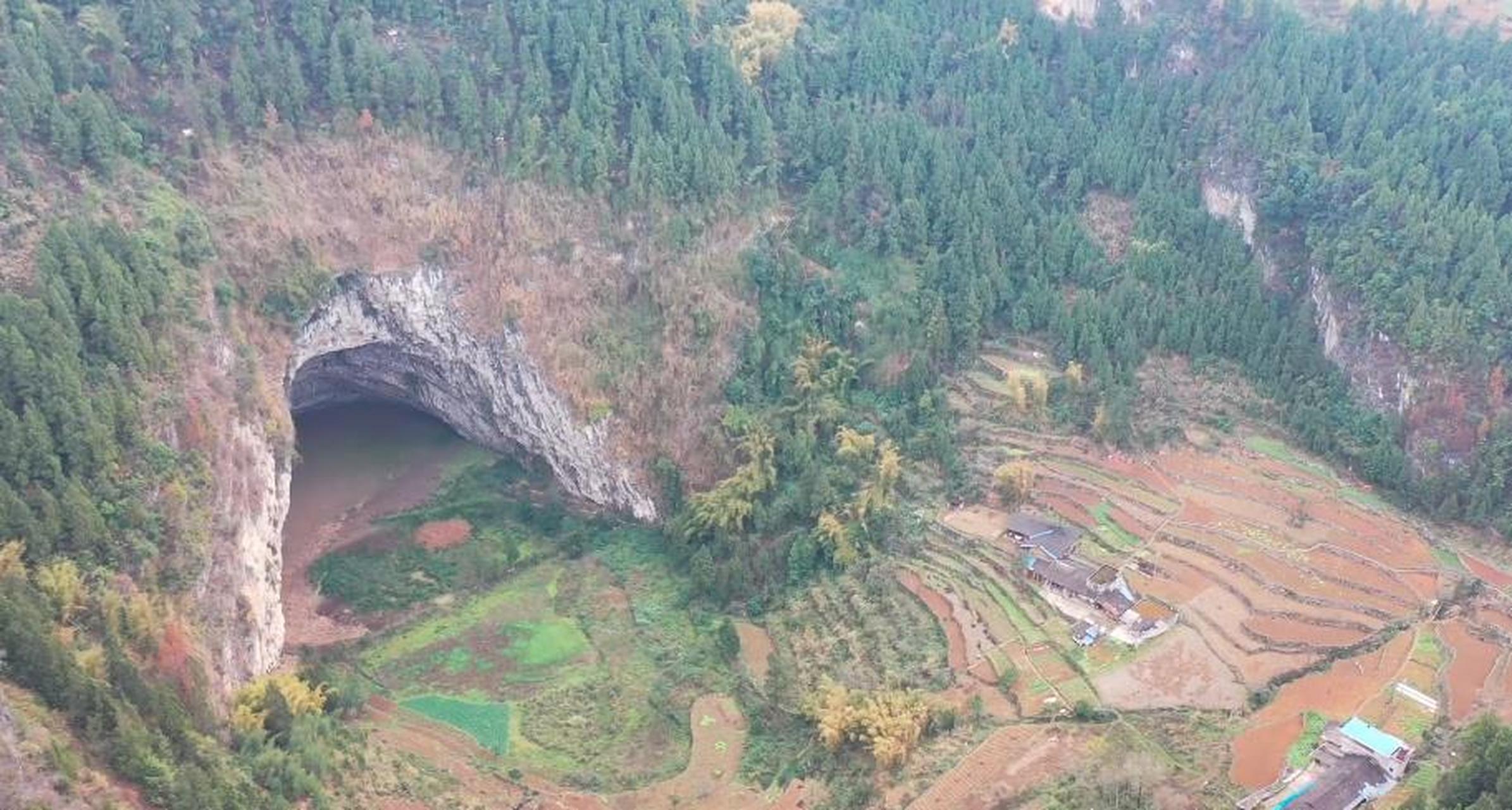 在重庆武隆区白马镇的大山深处,有一个巨大的天坑,天坑底部居住着5户