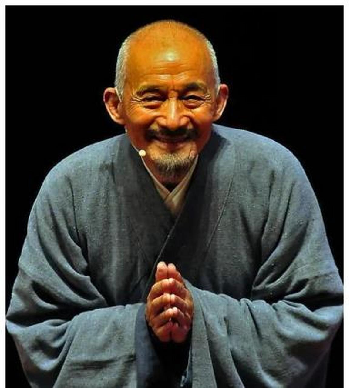 那年,52岁的游本昌出演济公时,遇到了三件怪事,每件事都很迷幻,无法用