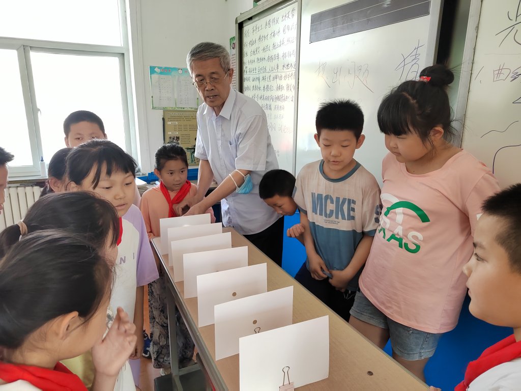 深读周刊·人物丨对话刘建文:从北京到阜平支教的"老校长"