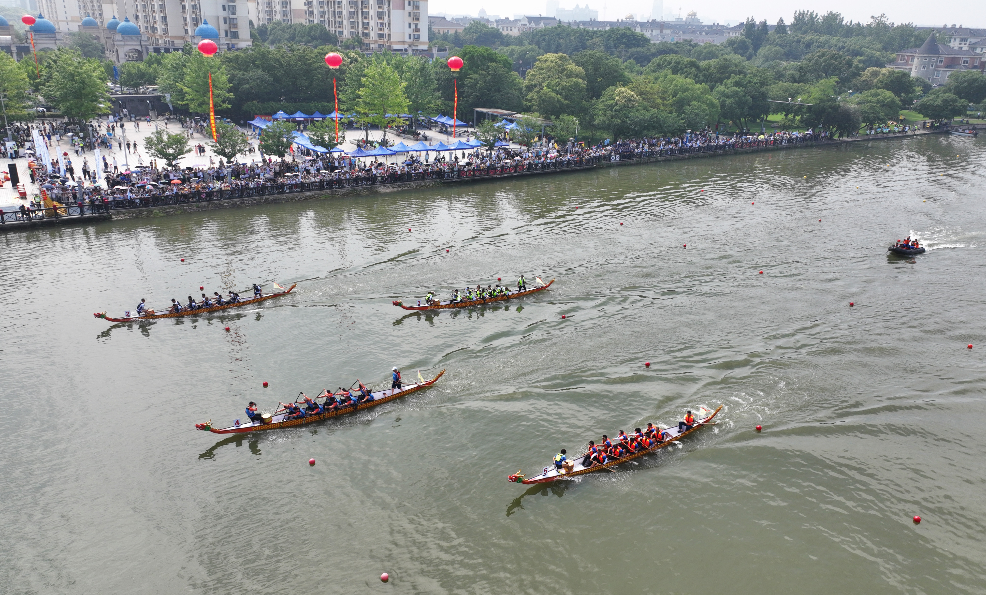 百舸争流,千舟竞渡!松江市民到华亭湖畔为龙舟赛参赛选手加油喝彩