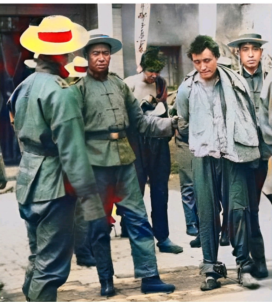 行刑队处决犯人的真实照片.