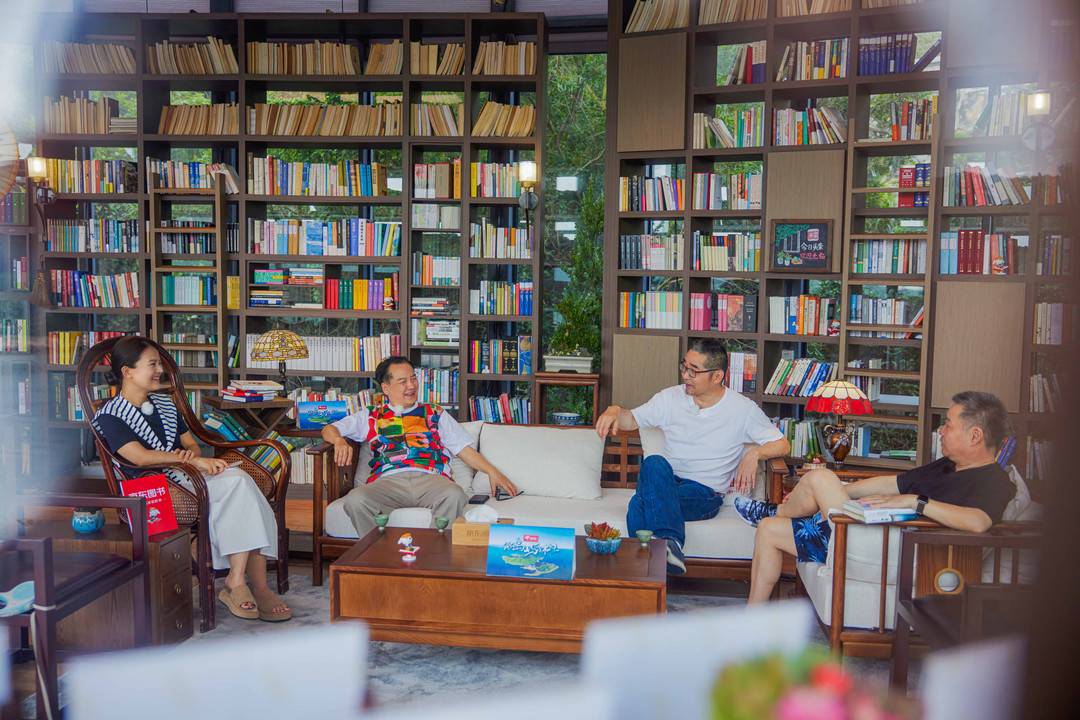 当莫言与余华相聚岛屿的书屋 上演"文坛老友记"|封面会客厅