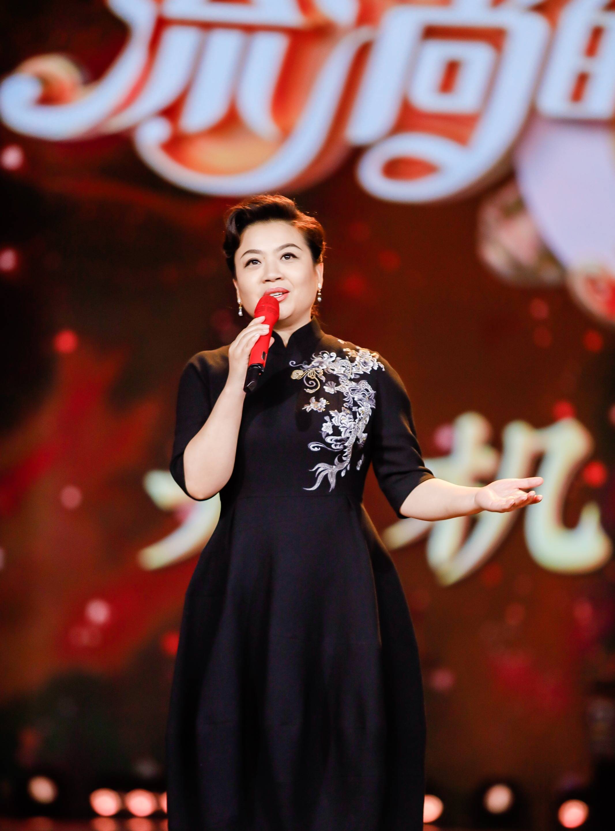 57岁未婚27登春晚张也她活成了多少人梦寐以求的模样?