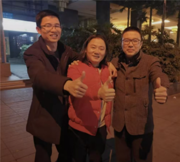 张雪自曝5年前长发照片：发动机未点火成功 誓不剪发