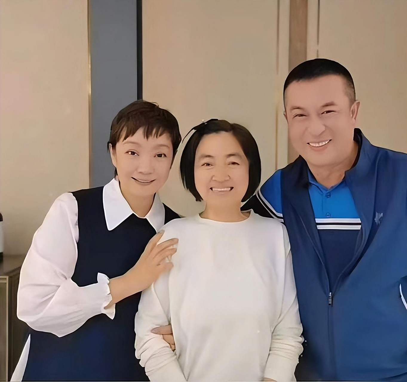 说起张嘉译和他的妻子,其实还是挺搞笑的,因为他们结婚多年,感情一直