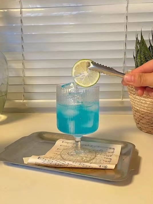 来一杯海滩既视感的蓝色夏威夷鸡尾酒