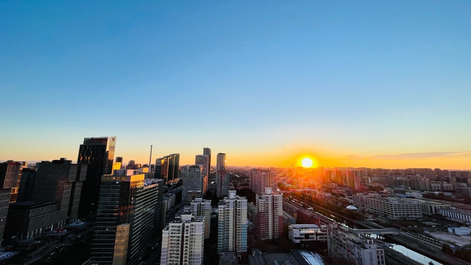 早高峰路上的日出 惊艳到你了吗?