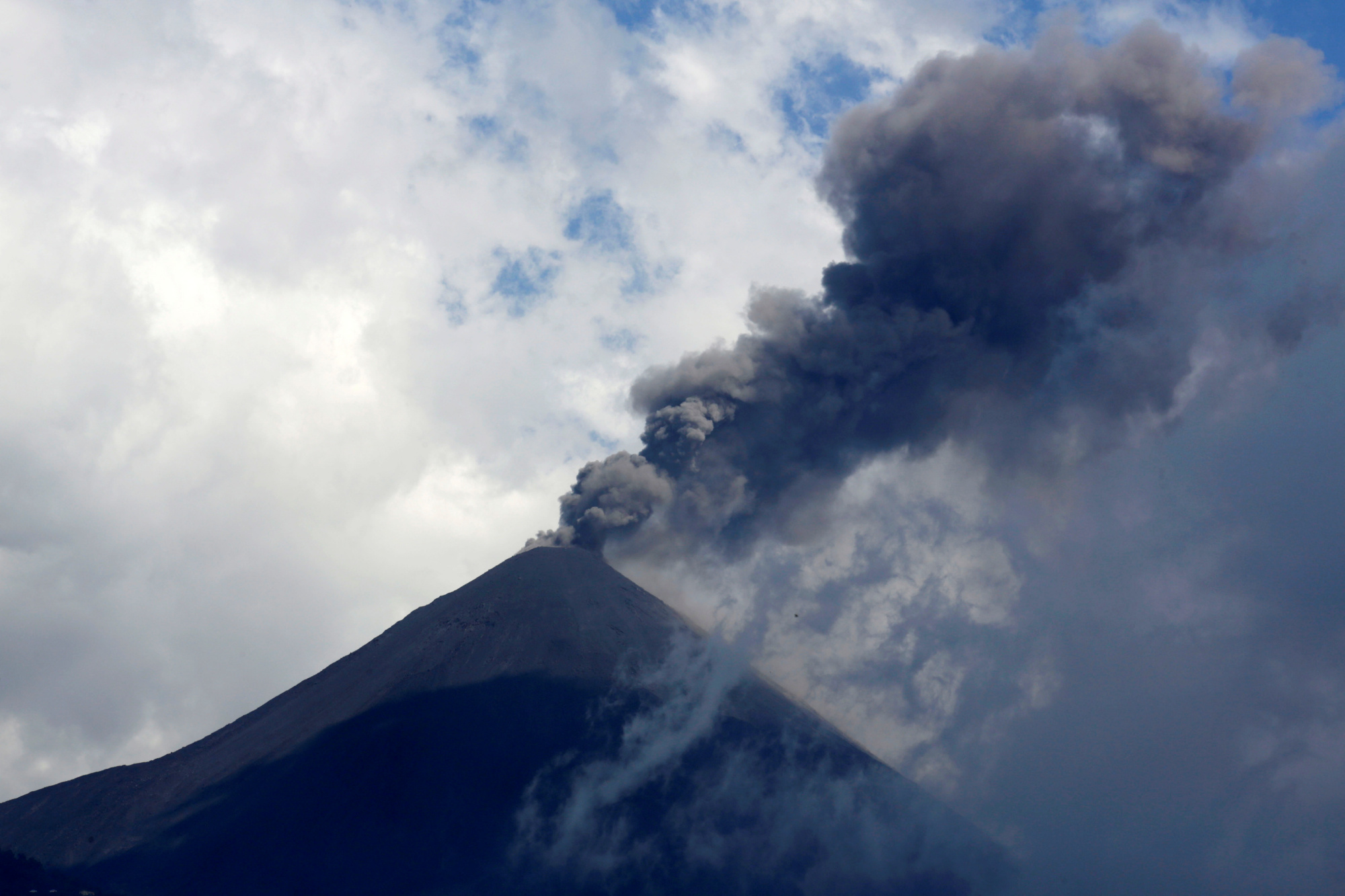 (8)危地马拉帕卡亚火山喷发