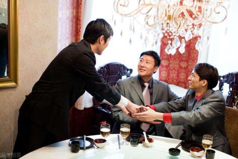 求人办事时,是先送礼还是后送礼?记住这6个原则,人脉越来越广