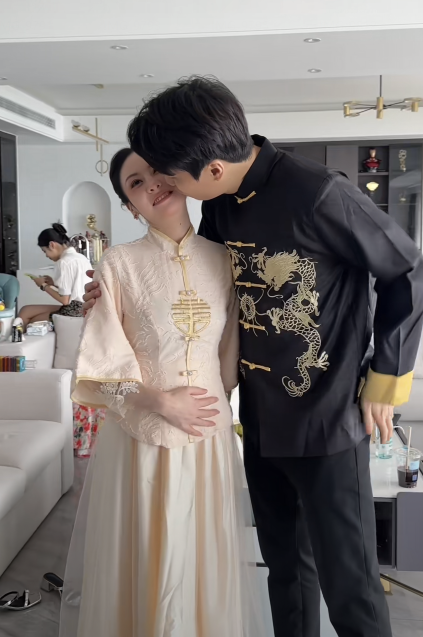 网红凯诺梦露回国办中式婚礼!八抬大轿明媒正娶,嫁衣拖尾近3米