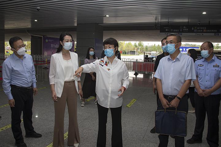 邓志蓉在高铁晋城东站督导调研疫情防控工作
