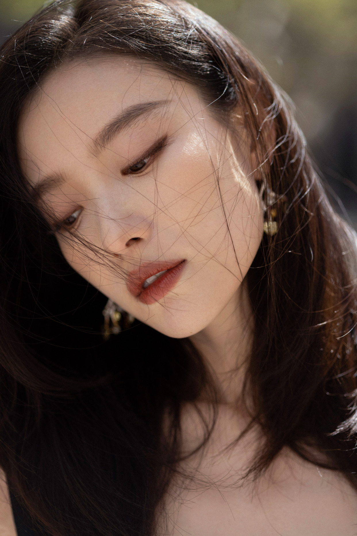 倪妮脸部特写发丝飘动演绎迷离美感这场美如梦般的邂逅你不可错过