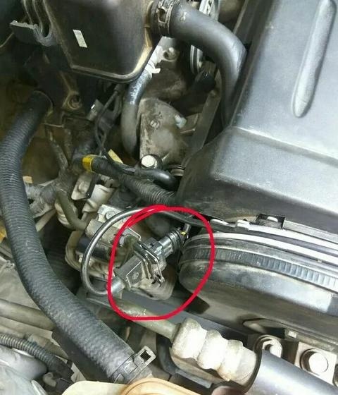 荣威w51.8t发动机曲轴位置传感器在哪