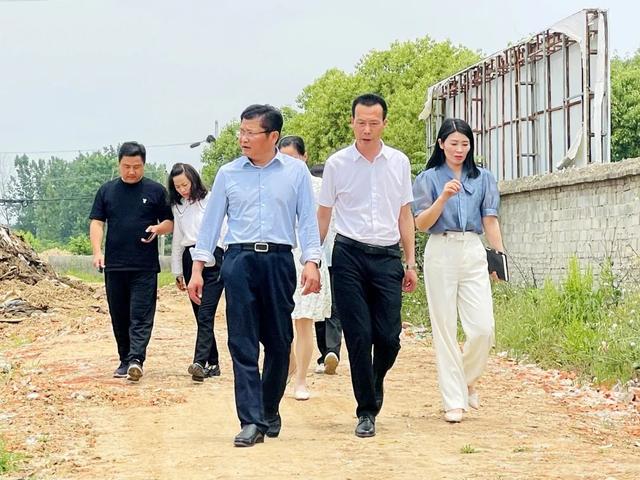 随县教育局局长沈勇莅临随县县直中心幼儿园调研指导工作