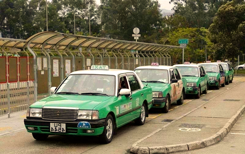 第二种是新界区的士,车身绿色与银色车顶相间,它们仅限于新界内运营