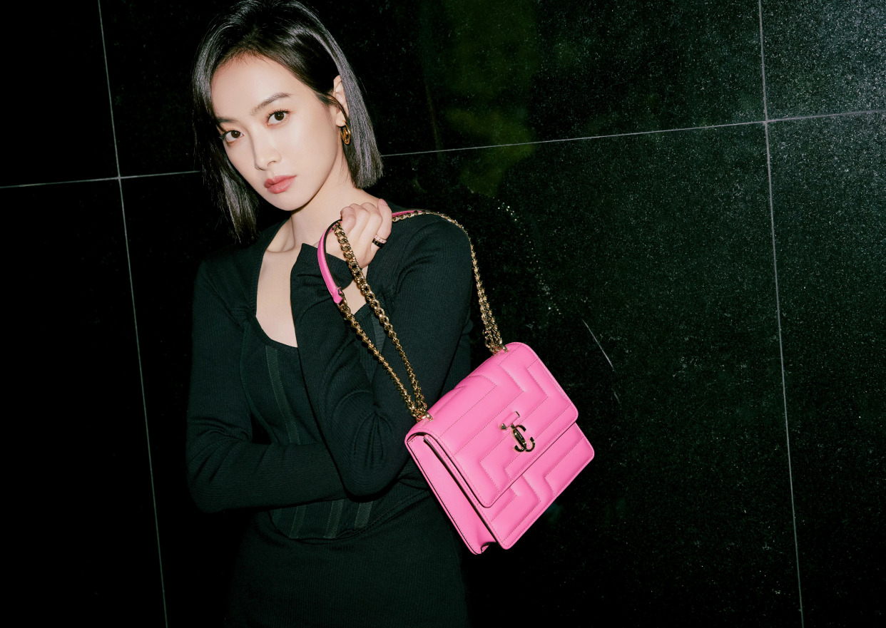 宋茜带来色彩反差系列造型黑色连衣短裙搭配粉红高跟长靴视觉冲击