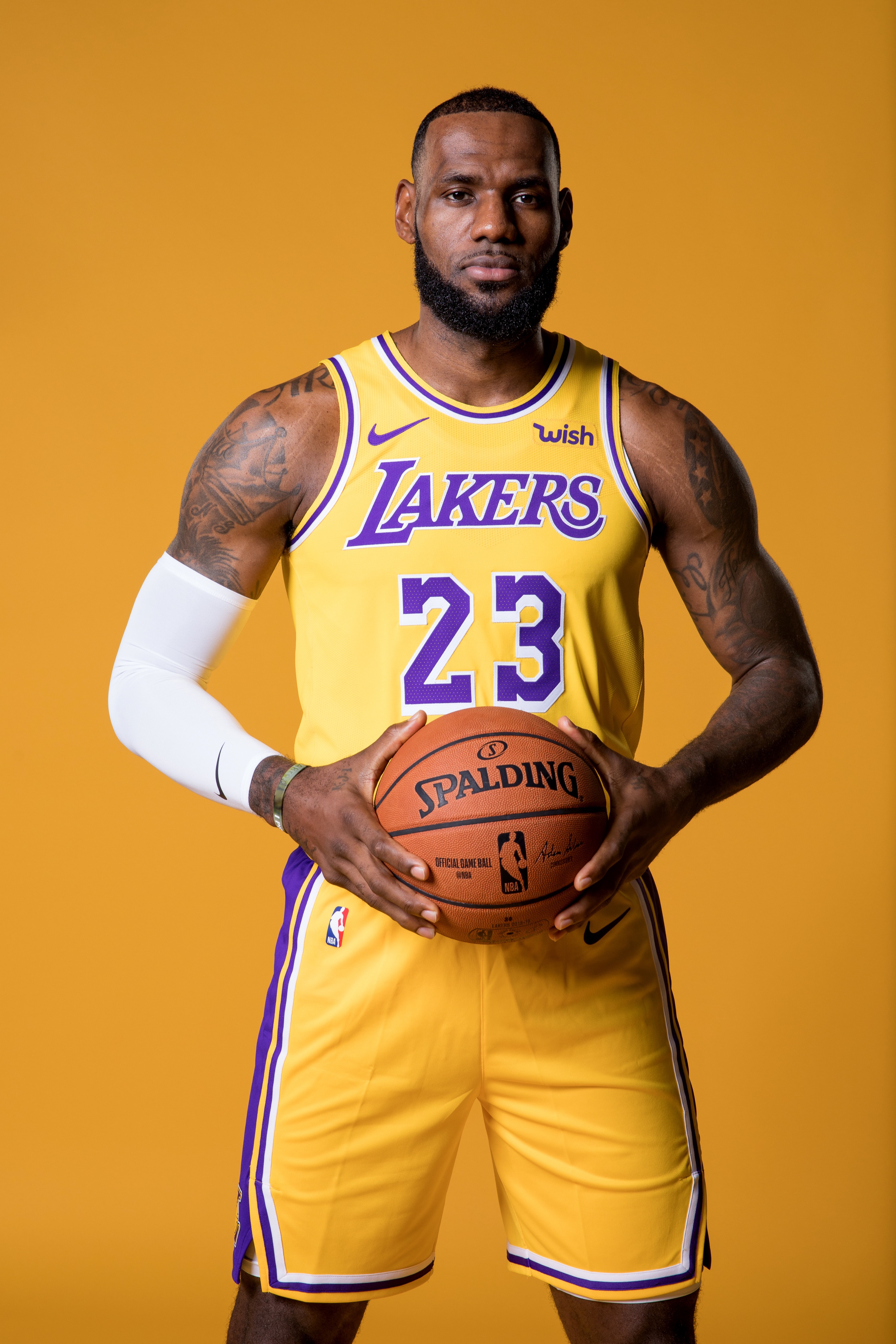 詹皇为致敬拉塞尔新赛季穿回23号 有商场7折出售他6号湖人球衣