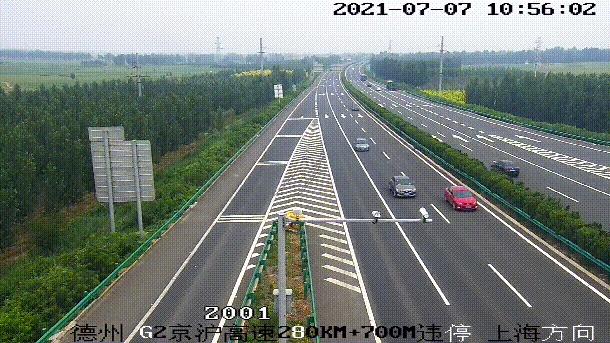 7月8日上午,在京沪滨德立交匝道口附近,德州高速交警六大队指挥中心