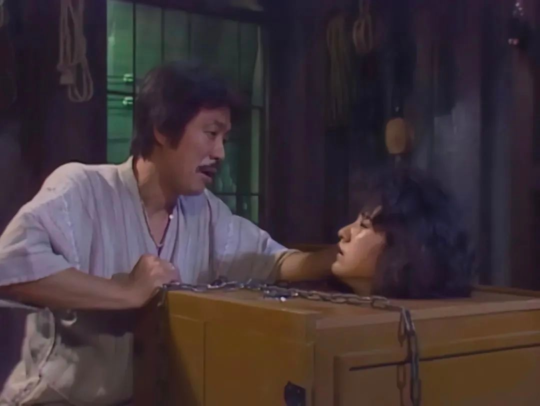 大尺度重口味恐怖电影《箱中女》:变态狂将已婚女性囚禁在箱子中