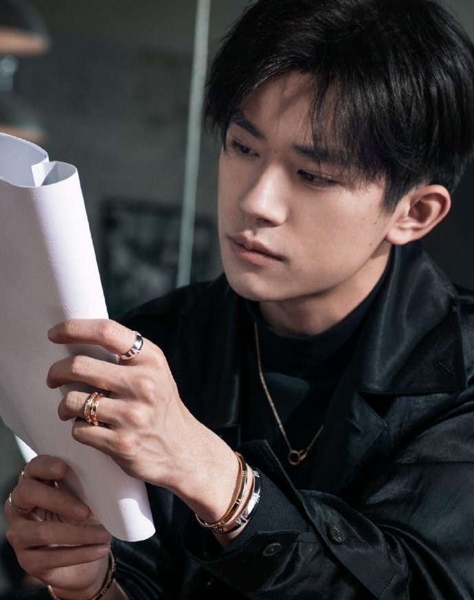 易烊千玺x蒂芙尼手镯全新宣传大片 简约廓形镶嵌熠熠钻石