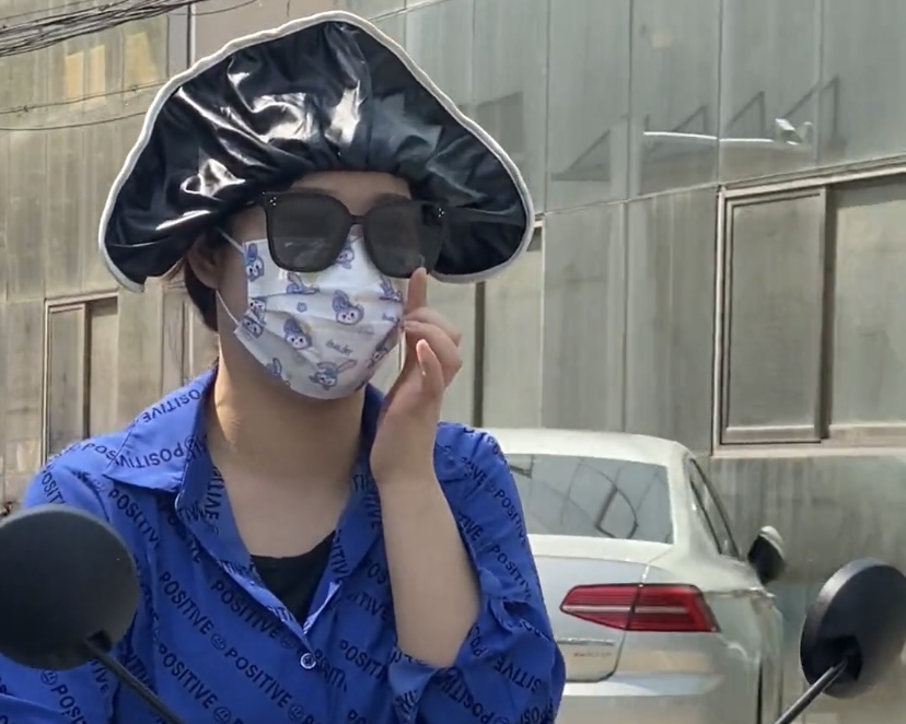 河南一女子戴防晒帽骑单车,被风吹出奇怪造型,网友:杰克船长