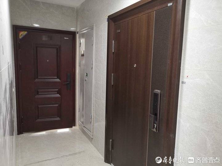 济南一小区业主将入户门由内开改成外开 物业:已下达整改通知