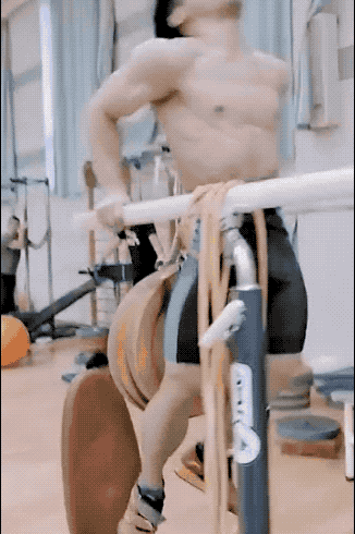 举重61公斤级李发彬卫冕成功!"金鸡独立"出圈的他也会秀"轻功"