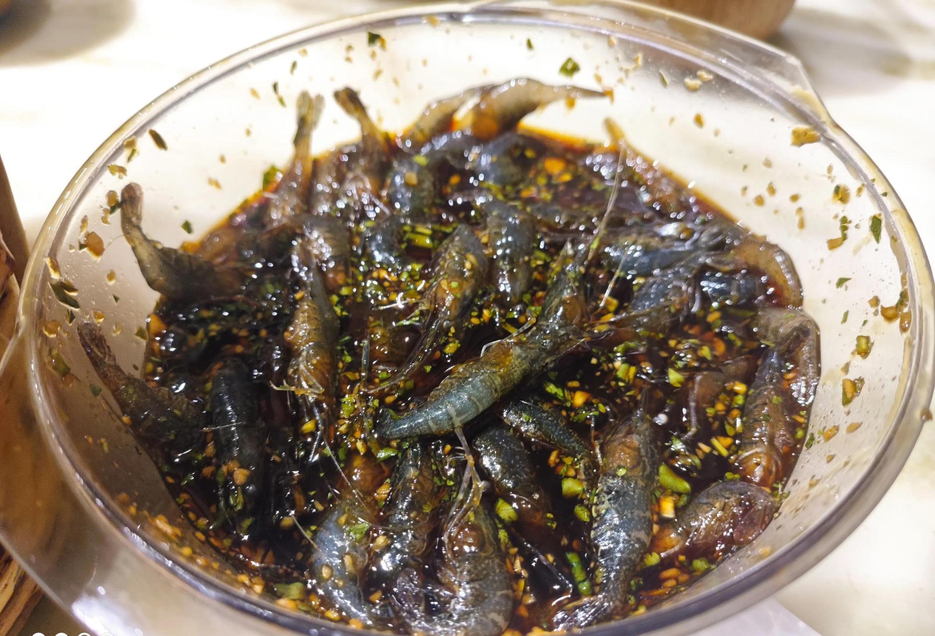 昨天在常州老西门吃饭点了几个菜:活呛虾,乌米饭,红汤百叶,鱼圆茼蒿