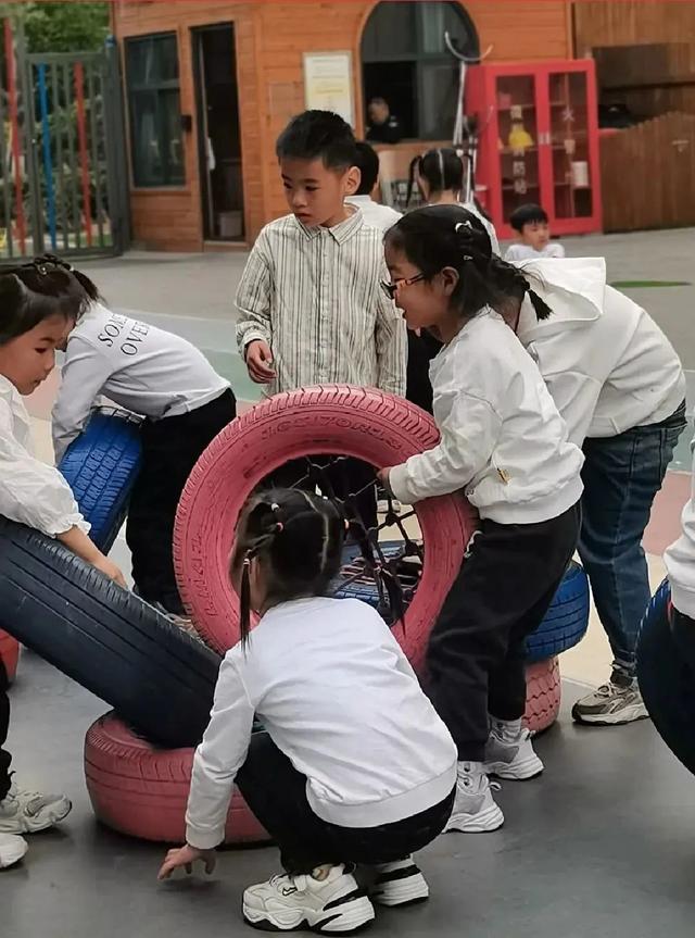 「班级课程故事」邂逅轮胎——香山路幼儿园中一班