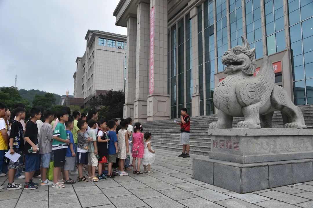 听"獬豸"的故事上午 9:00孩子们在法院前坪集合拍照合影留念合影留念