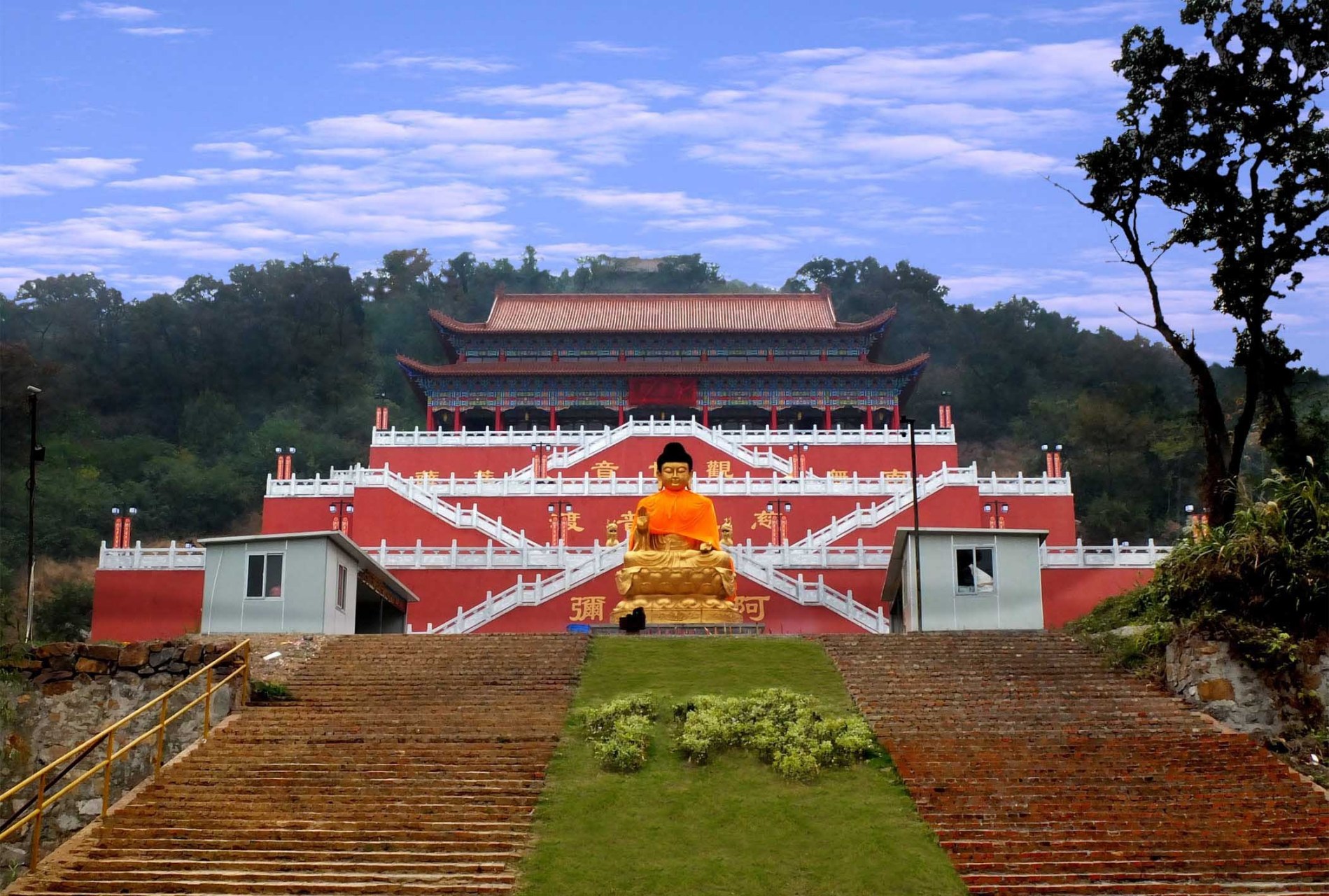 苏州小九华寺是一座历史悠久的佛教寺庙,坐落在风景秀丽的莺脰湖畔