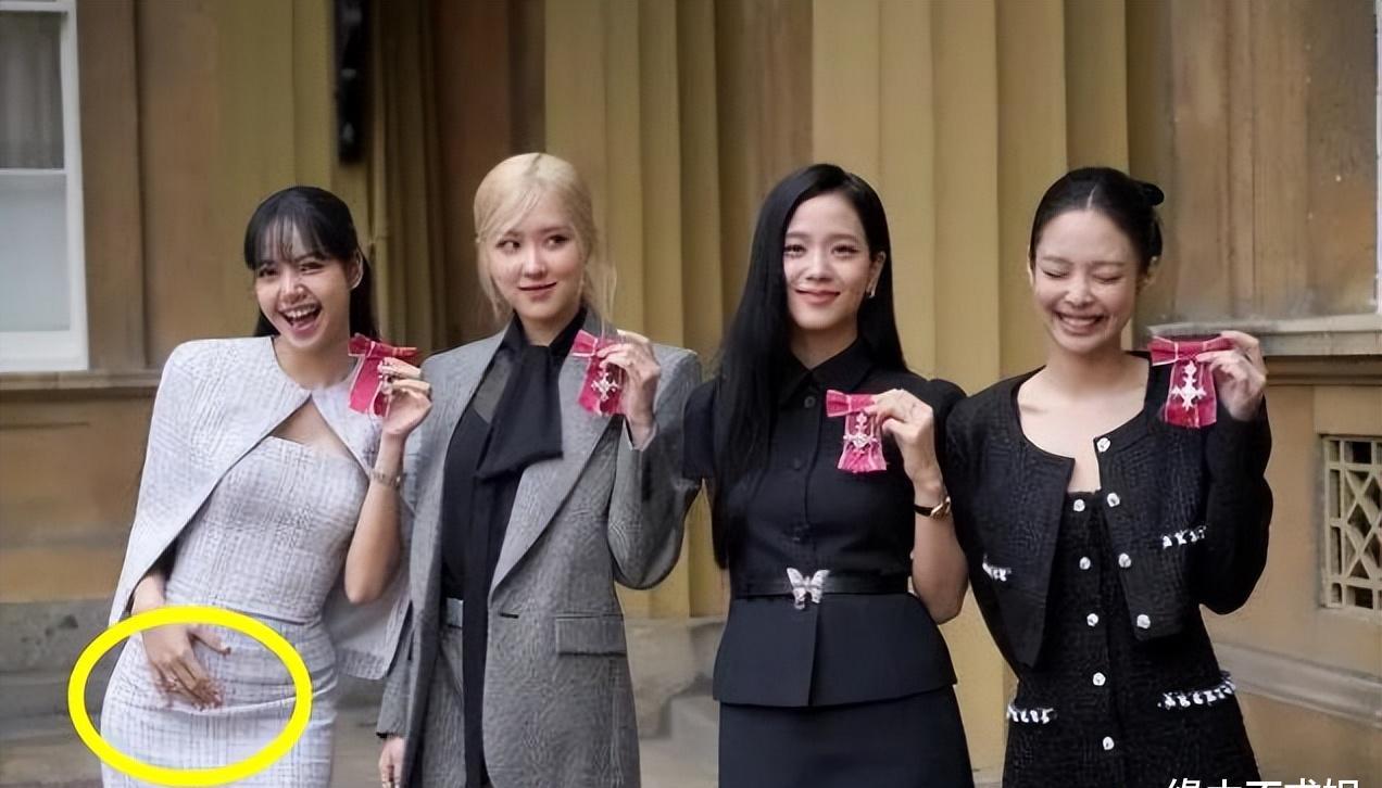 lisa和金智秀巴黎逛街!小腹隆起,脸色憔悴,金智秀素颜认不出!