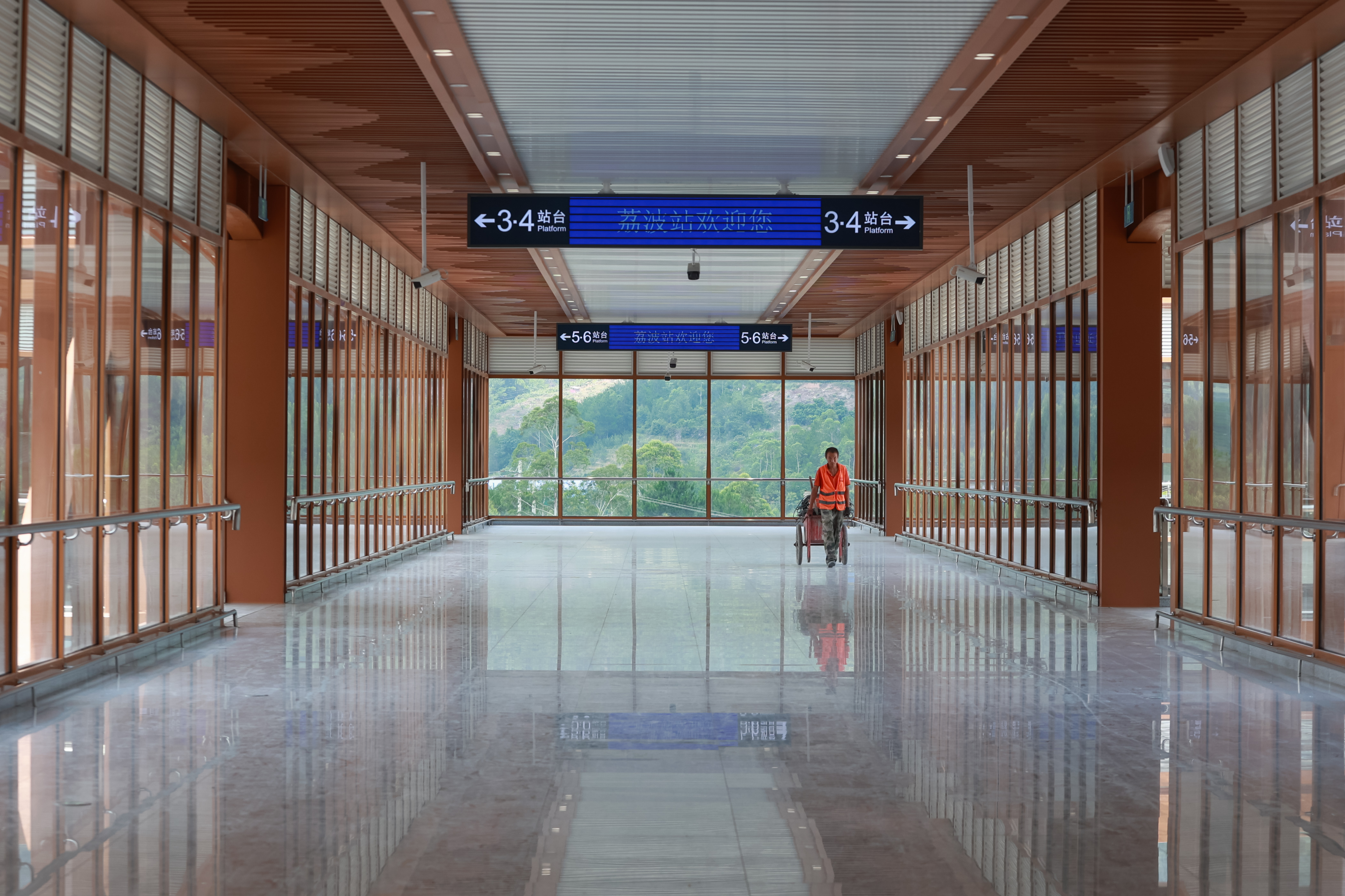 (经济)贵南高铁荔波站整体建设完成