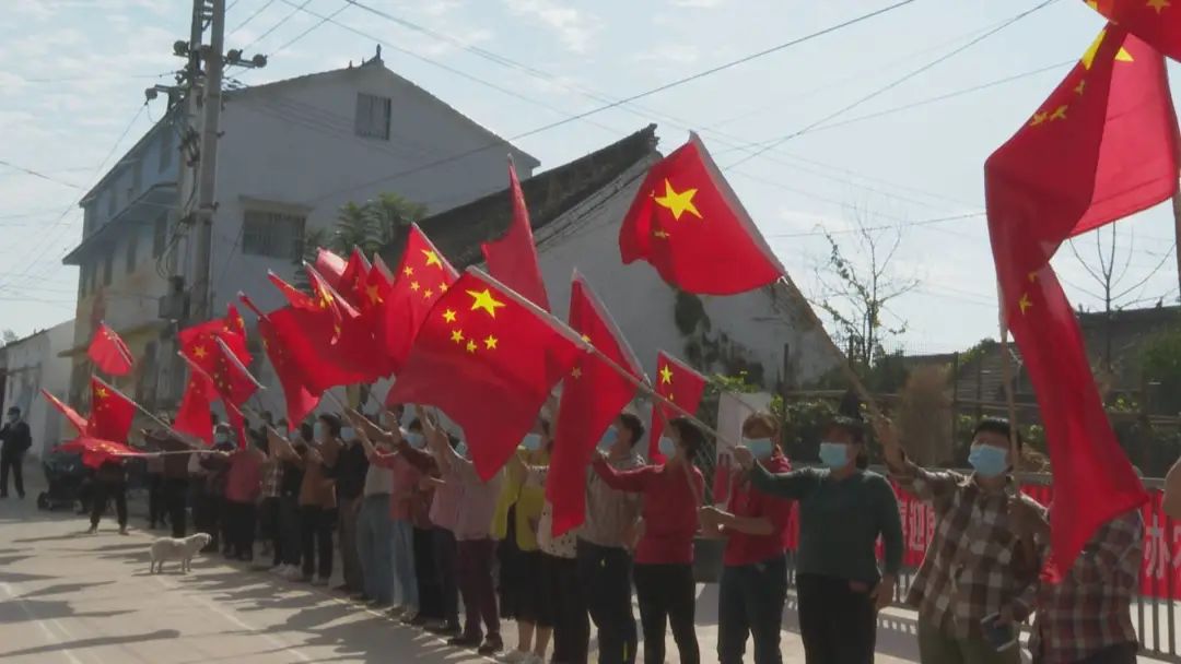 九女集镇:村里挂红旗 运动迎国庆