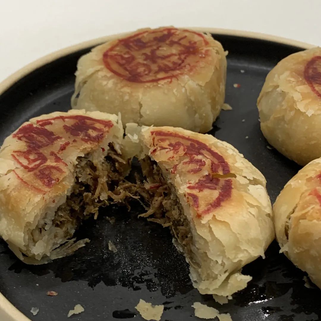 可以闭眼入了,梅干菜味道醇正,油酥薄而脆,有点像吃梅菜扣肉饼