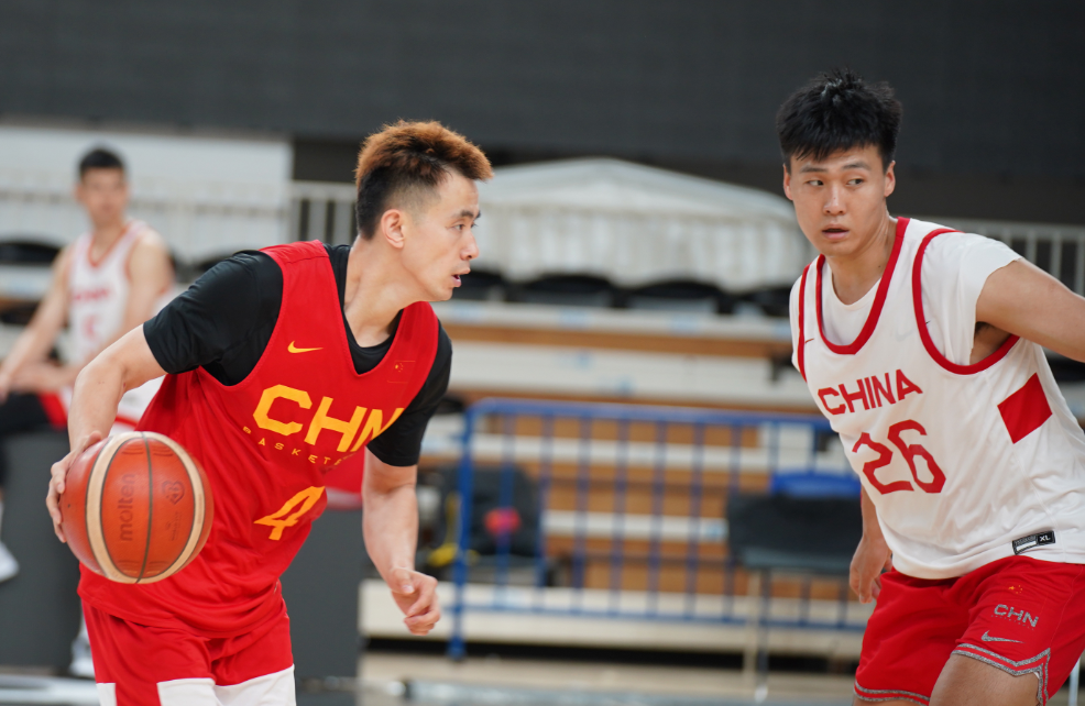 中国男篮后卫七选四,赵继伟赵睿锁定名额,方硕胡明轩二选一!