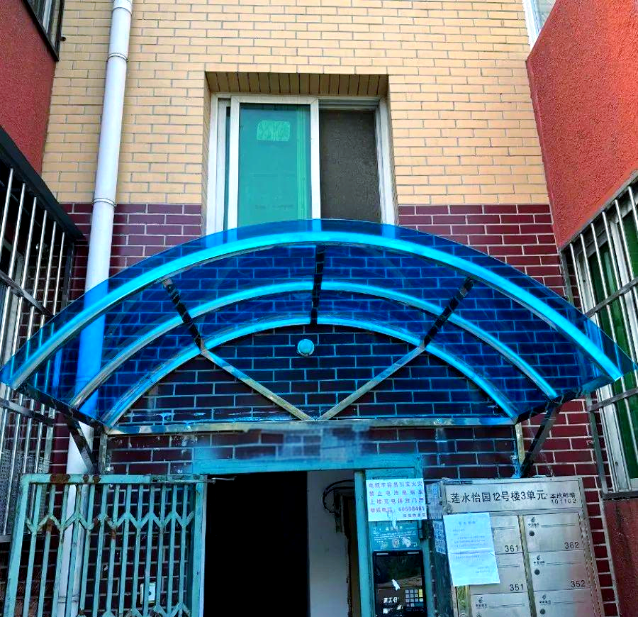 莲水怡园小区的居民共享"大幸福",众多遮雨棚撑起一片"晴空"