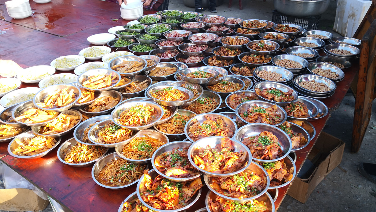 元旦要到了,农村返乡的人增加,结婚摆酒的现象兴起,村里给办吗