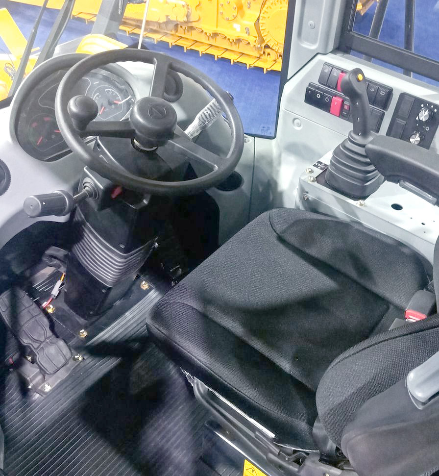 坐在驾驶室座椅上,外面的景象一览无余,视野极为广阔,空间感十分强烈